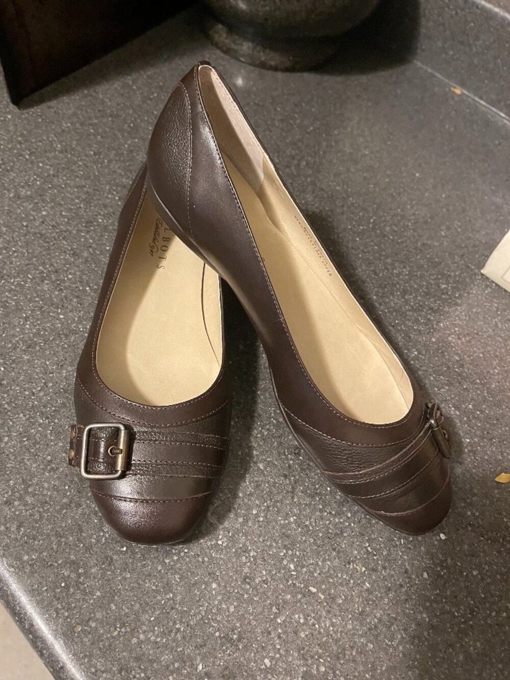 Women's Talbots NWOT leather flats 8AA mad men classic neutral elegant chic